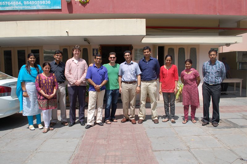 Dr. Florin Urtila (Mitte) mit Prof. Gosla Reddy (Rechts) und Dr. Raj Reddy (Links) und dem Team vor dem Cleft-Zentrum in Hyderabad