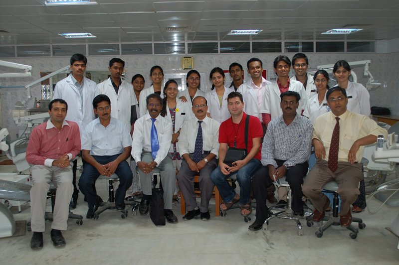 Dr. Florin Urtila mit Prof. Manikandhan (blaue Krawatte)und dem Team vor dem Cleft-Zentrum in Chennai