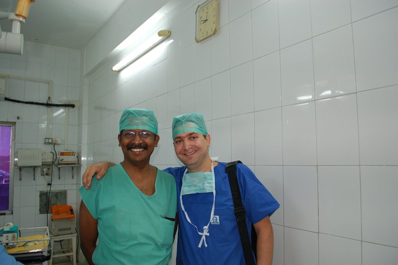 Dr. Florin Urtila mit Prof. Manikandhan, dem Leiter des Cleft-Zentrums in Chennai, im OP-Saal