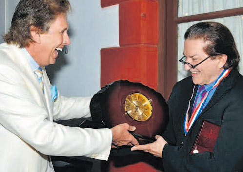 Prof. Kenneth E. Salyer überreicht Prof. Hermann Sailer den Lifetime Achievement Award.